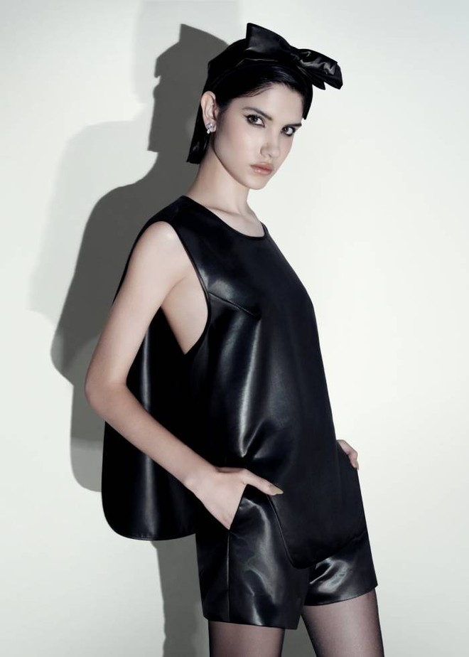 Bộ sưu tập &quot;Lãnh Mỹ A Capsule Collection&quot; là sự giao thoa giữa chất liệu truyền thống Lãnh Mỹ A và kỹ thuật thiết kế hiện đại. Các phom dáng chính bao gồm bomber oversized, blazer, áo khoác dài, đầm suông và váy chữ A