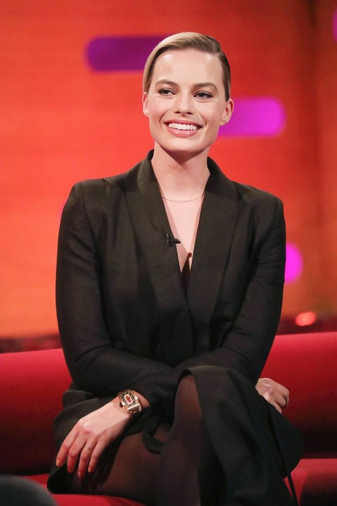 Nữ diễn viên Hollywood Margot Robbie từng diện thiết kế Lãnh Mỹ A xuất hiện trên chương trình Graham Norton Show