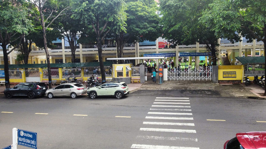 Cổng Trường Tiểu học dân lập Nguyễn Bỉnh Khiêm, Đắk Lắk. (Ảnh: TP) 2-cong.jpg