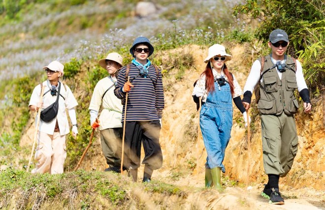 Cả gia đình trên đường lên rừng Cả gia đình trên đường lên rừng