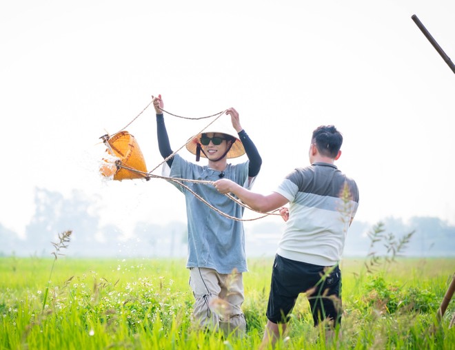 Hai cặp nông dân “bất đắc dĩ” là Trung Ruồi – Duy Hưng và Thái Hòa – Neko Lê được giao nhiệm vụ tát 100 gầu nước