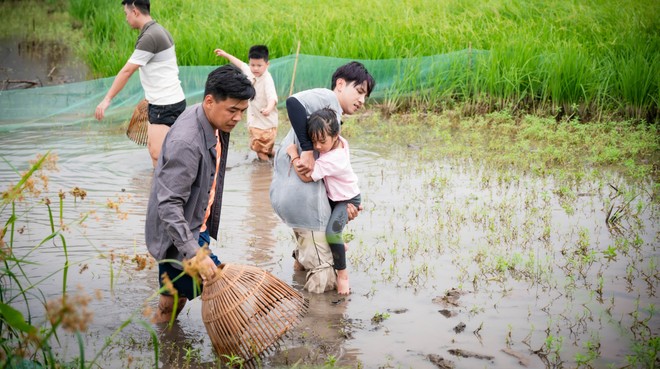 Neko Lê phải bế Cati xuống ruộng bắt cá