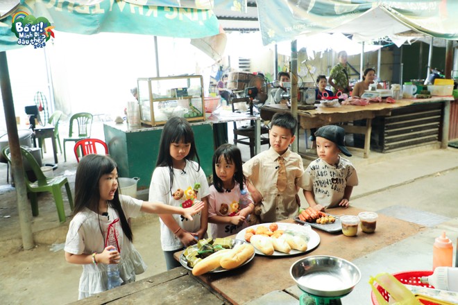 Trong khi các bố đổ mồ hôi ngoài đồng, các con cũng có nhiệm vụ không kém phần “to lớn”: ra chợ mua đồ ăn cho bố