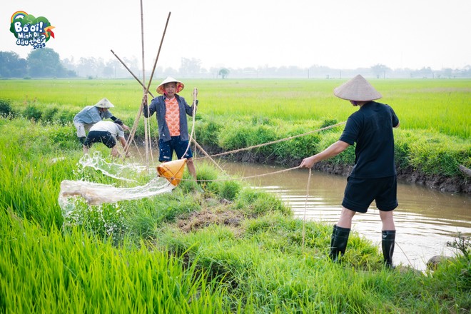 Hai cặp nông dân “bất đắc dĩ” là Trung Ruồi – Duy Hưng và Thái Hòa – Neko Lê được giao nhiệm vụ tát 100 gầu nước