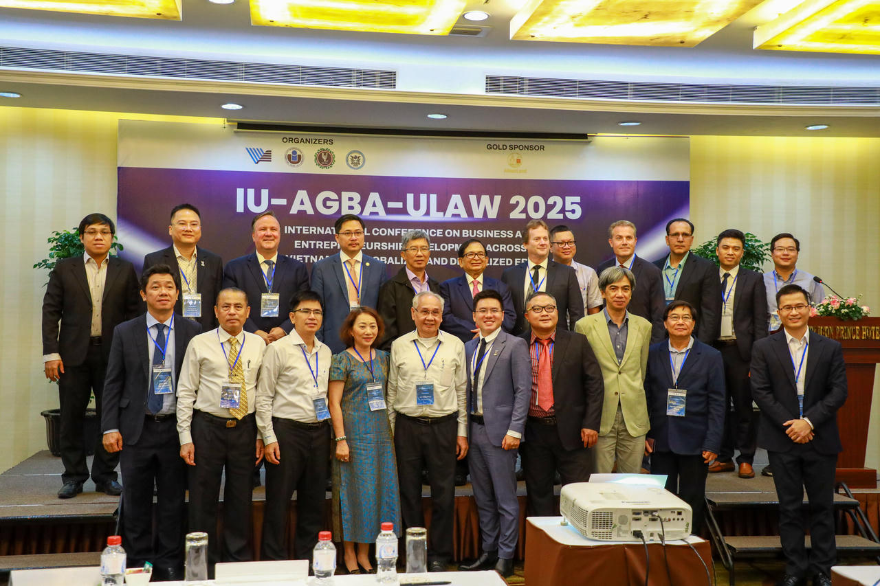 Các đại biểu chụp hình lưu niệm