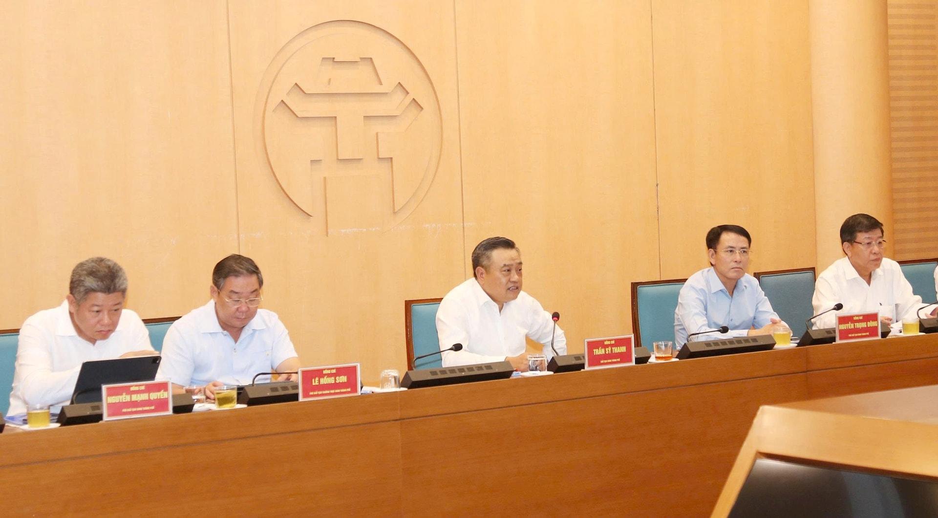 uy-ban-2.jpg