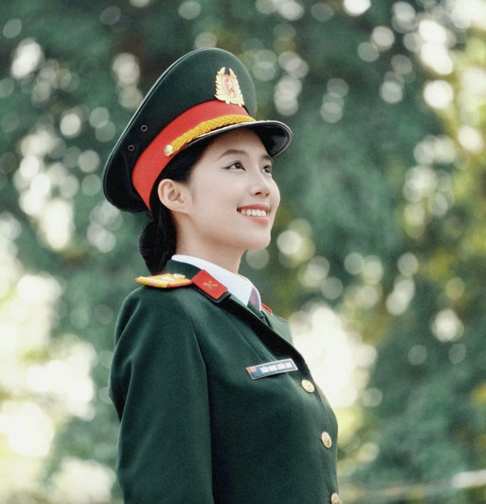 Á hậu Việt Nam 2024 sinh ra trong gia đình quân nhân, có ông nội là người lính kiên trung, bố là Đại tá. Ảnh: FBNV