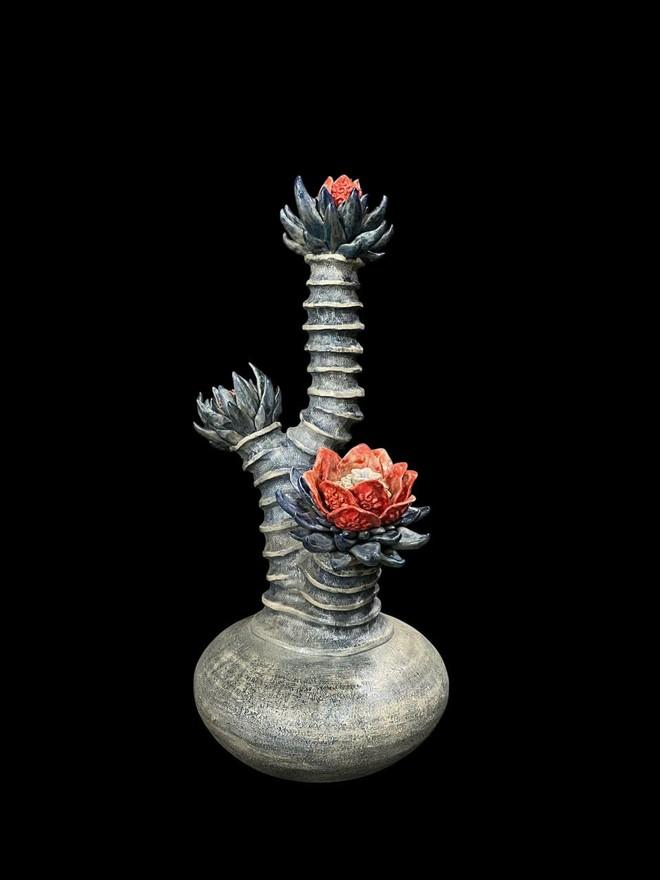 Tác phẩm "Cây sa mạc", chất liệu gốm của Lê Nhật Anh Tác phẩm "Cây sa mạc", chất liệu gốm của Lê Nhật Anh