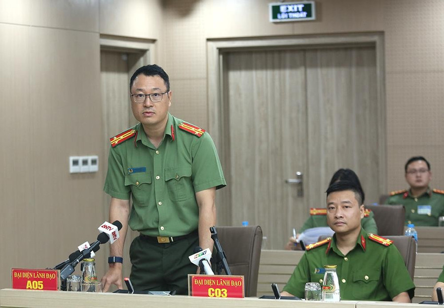 Thượng tá Triệu Mạnh Tùng (trái) - Ảnh: BCA.