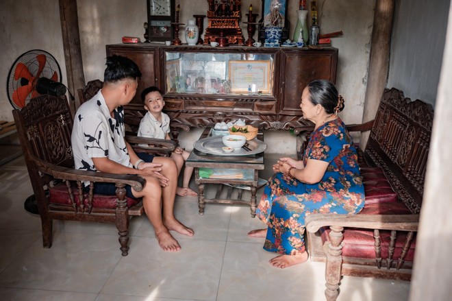 Đến mỗi nhà, Trung Ruồi đều “quảng bá” món ăn: “Anh diễn viên Duy Hưng nấu, con có nhiệm vụ đi mời bà thôi.”