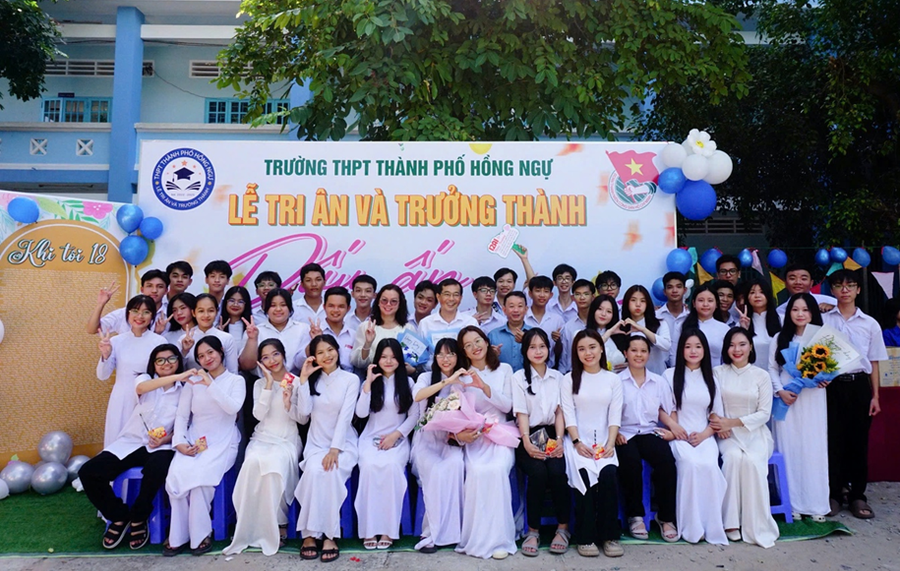Học sinh Trường THPT TP Hồng Ngự (Đồng Tháp) trong ngày lễ Tri ân trưởng thành. giao-duc-dong-thap-2.png