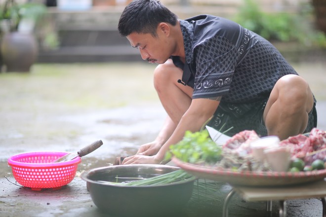 Nếu trên màn ảnh, anh là những nhân vật gai góc, thì trong đời thường – đặc biệt là khi đứng cạnh con – Duy Hưng lại là một người cha tỉ mỉ và giàu tình cảm