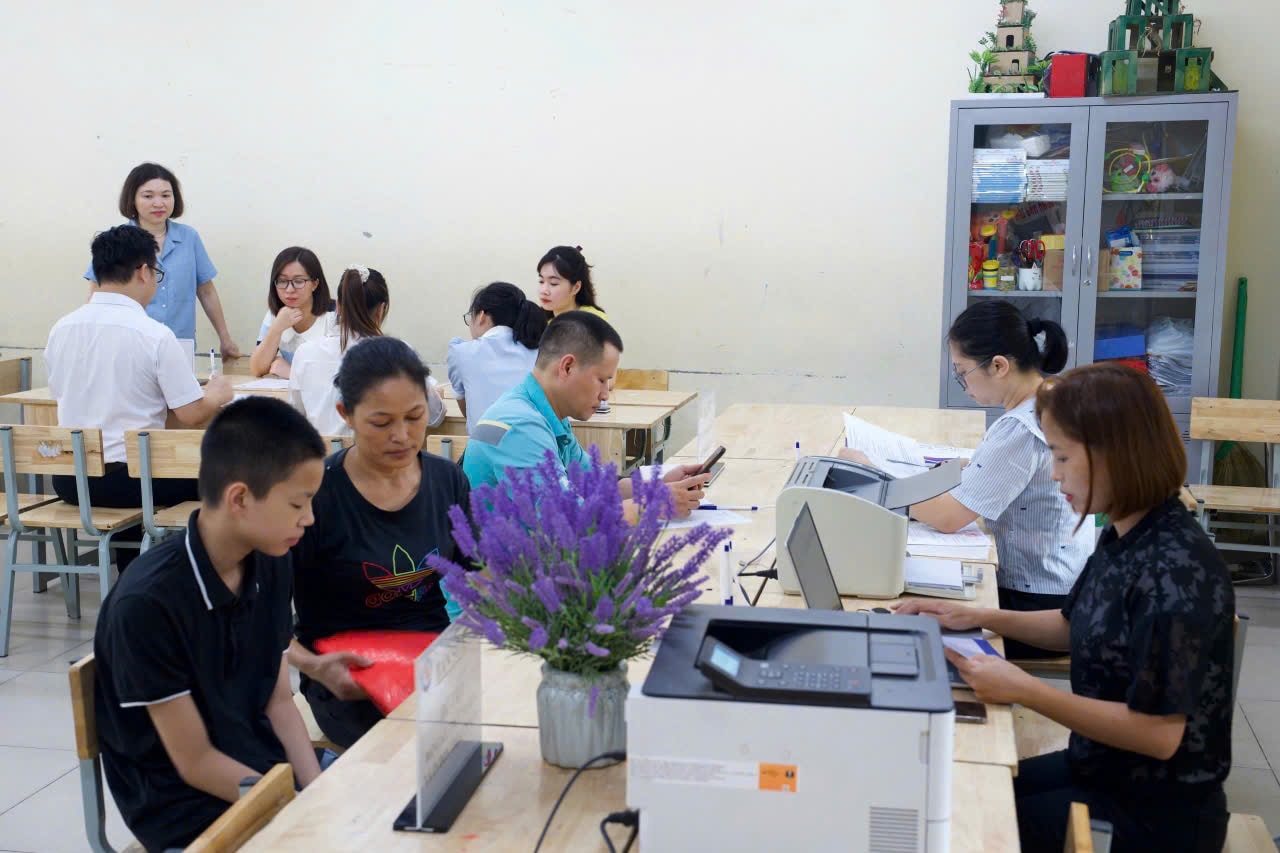 Trường THCS Cát Linh hỗ trợ phụ huynh đăng ký tuyển sinh lớp 6. Ảnh: Lê Nguyễn