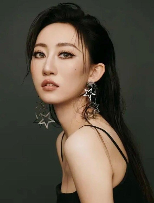 Mặc dù có nền tảng chuyên môn khá tốt so với nhiều gương mặt trẻ mới vào nghề, Vũ Thư Điền vẫn chật vật tìm cơ hội việc làm trong nghề, hiện không thể sống bằng thu nhập bấp bênh từ đam mê diễn xuất. Ảnh: CMH Weibo.