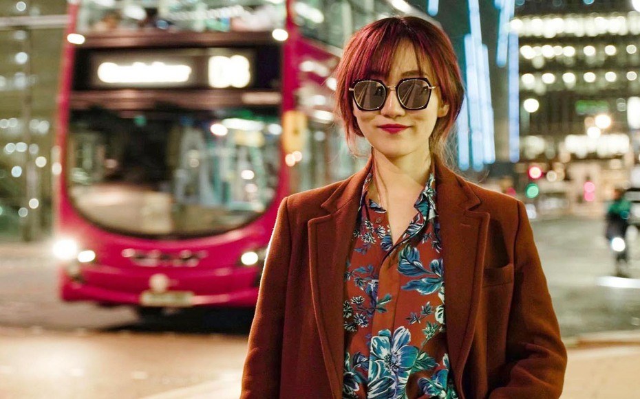 Nữ diễn viên có bằng thạc sĩ vẫn đi làm phục vụ nhà hàng, phát tờ rơi ngoài đường - ảnh 1