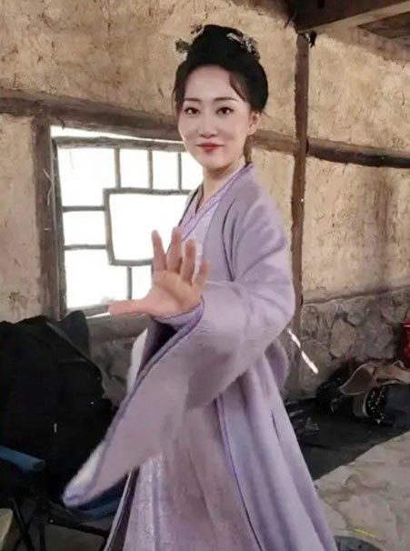 Trước đó, có cô cuộc sống tự do, tốt nghiệp Thạc sĩ về Đạo diễn tại Anh.