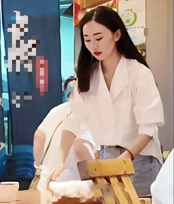 Nữ diễn viên có bằng thạc sĩ vẫn đi làm phục vụ nhà hàng, phát tờ rơi ngoài đường - ảnh 2