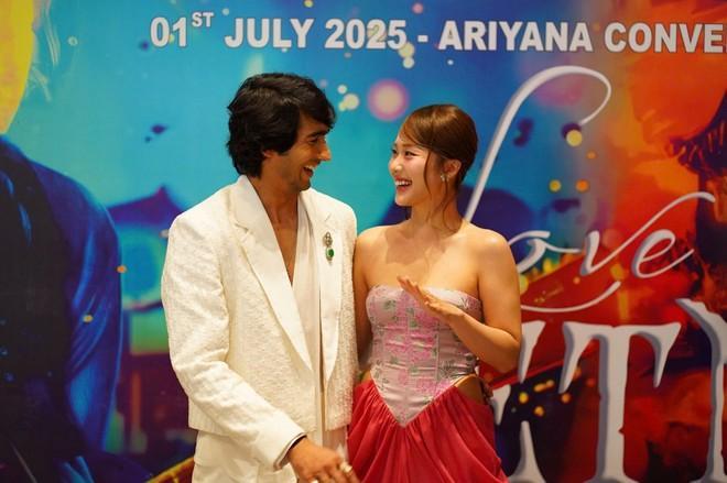 Khả Ngân và nam diễn viên chính người Ấn Độ tại buổi ra mắt &quot;Love in Vietnam&quot; tại Đà Nẵng
