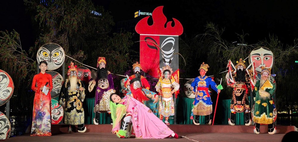 Tuồng xuống phố - ảnh 1