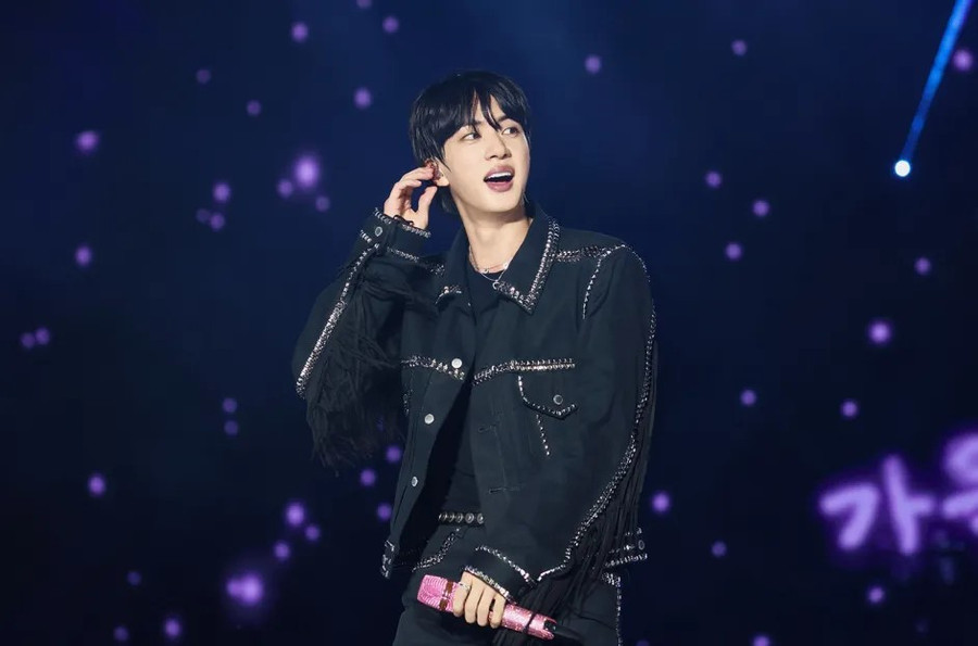 Jin (BTS) trong tour diễn RUNSEOKJIN_EP.TOUR. jin-bts-1.jpg