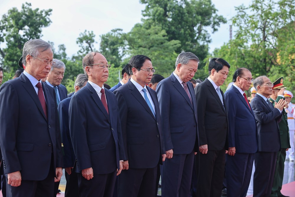 Lãnh đạo Đảng, Nhà nước vào Lăng viếng Chủ tịch Hồ Chí Minh, tưởng niệm các anh hùng liệt sĩ - ảnh 4