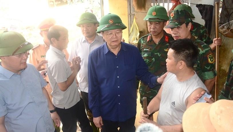 Phó Thủ tướng Mai Văn Chính thăm, động viên người dân vùng lũ Nghệ An - ảnh 1