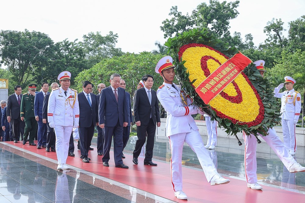 Lãnh đạo Đảng, Nhà nước vào Lăng viếng Chủ tịch Hồ Chí Minh, tưởng niệm các anh hùng liệt sĩ - ảnh 3