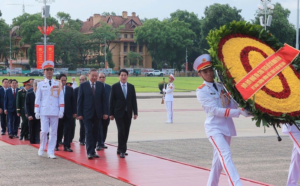 Lãnh đạo Đảng, Nhà nước vào Lăng viếng Chủ tịch Hồ Chí Minh, tưởng niệm các anh hùng liệt sĩ - ảnh 1