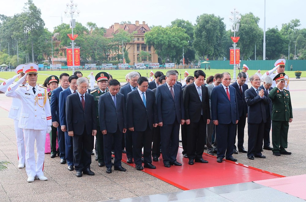 Lãnh đạo Đảng, Nhà nước vào Lăng viếng Chủ tịch Hồ Chí Minh, tưởng niệm các anh hùng liệt sĩ - ảnh 2