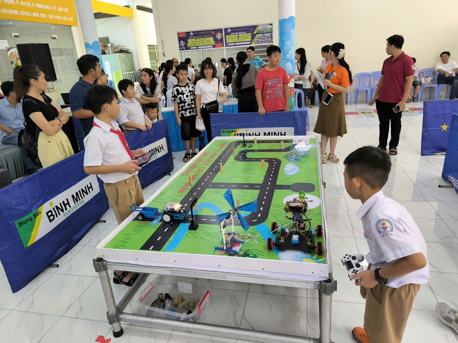 Các em học sinh tiểu học tham gia Liên hoan STEM ROBOTIC Ninh Kiều. stem-can-tho-2.jpg