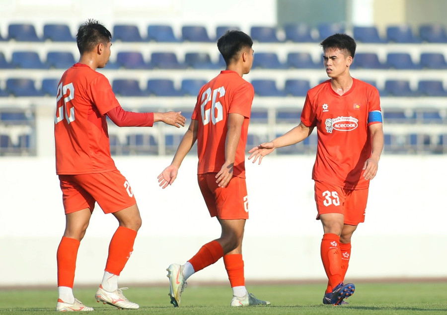 Tiền vệ của Thể Công Viettel được trao tấm .băng đội trưởng của U22 Việt Nam. Ảnh: INT van-khang-va-nguong-cua-but-pha-2.jpg