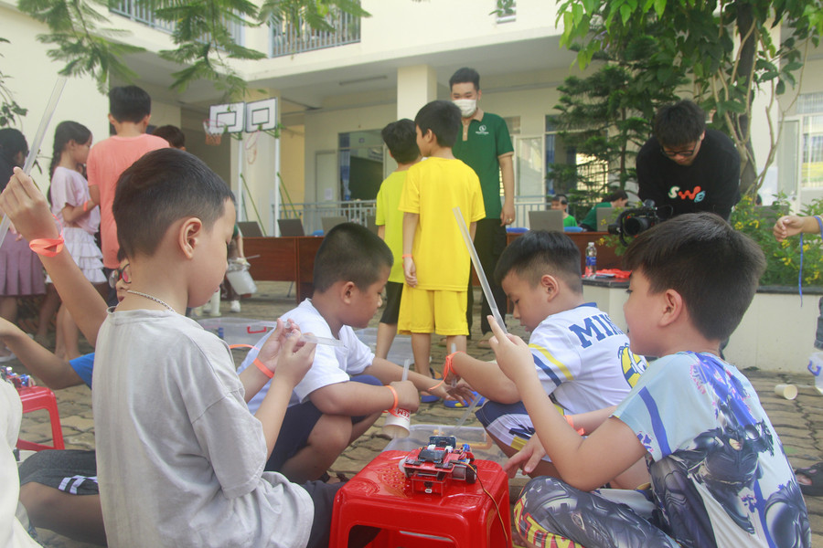 Học sinh Trường Tiểu học Cái Khế 2, phường Ninh Kiều trải nghiệm STEM với chủ đề: “Hè xanh phiêu lưu - Cùng Milestones giải cứu Đồng bằng”. stem-can-tho-7.jpg