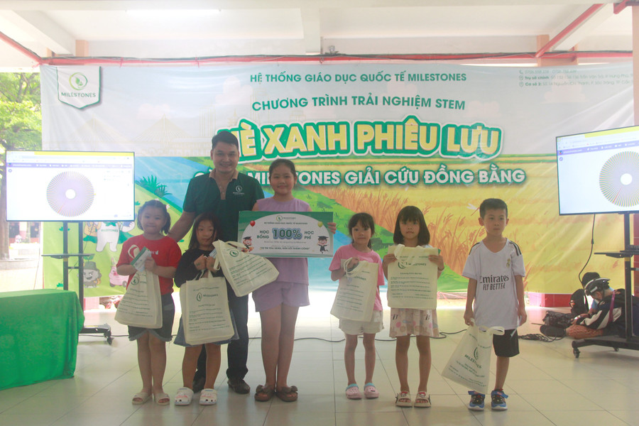 Trao học bổng và những phần quà cho các em học sinh tham gia trải nghiệm. stem-can-tho-10-3980.jpg