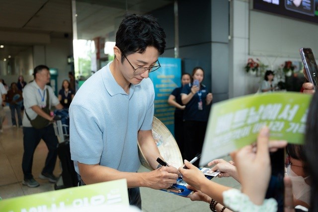 Nam diễn viên Jung Il Woo ký tặng người hâm mộ.