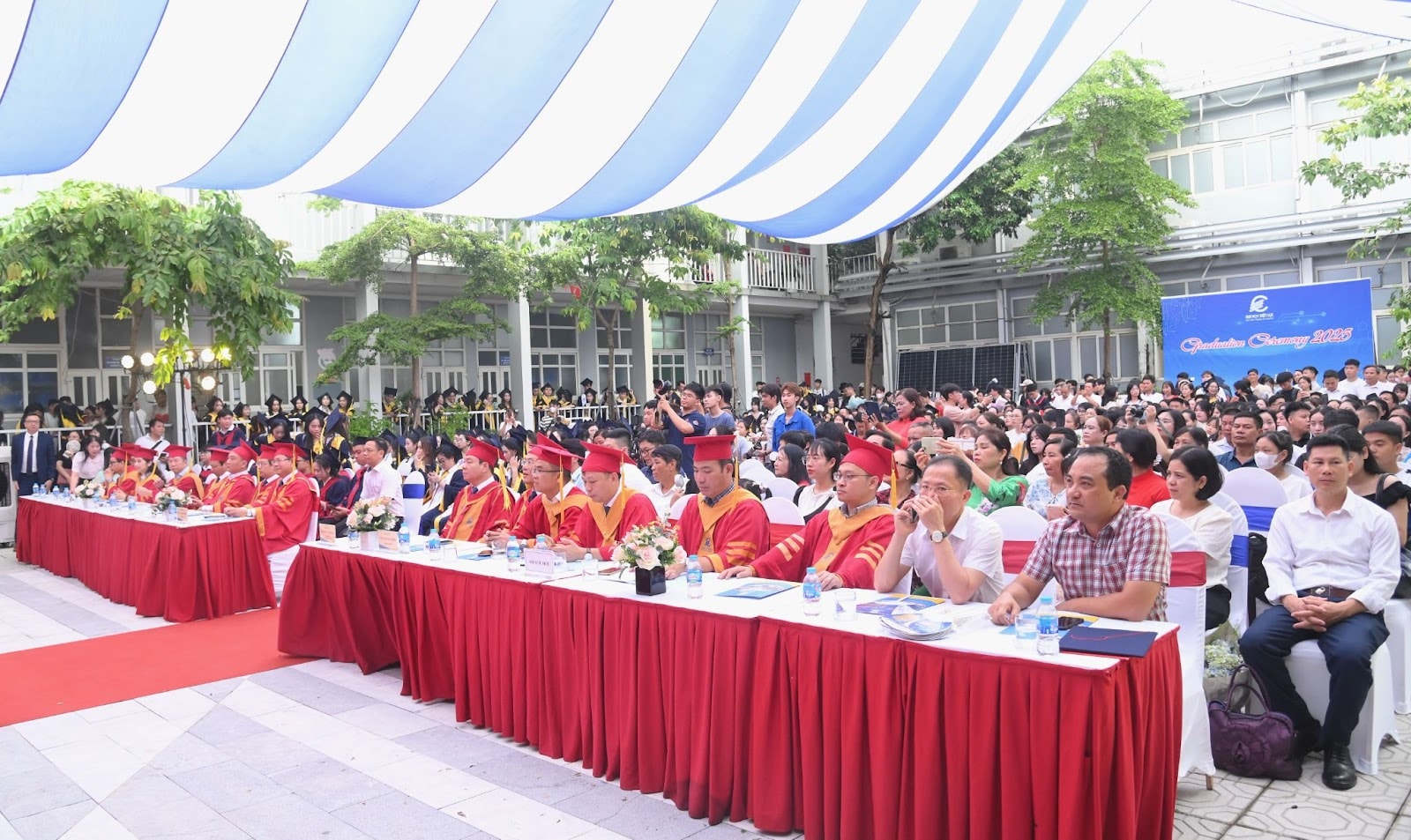 Toàn cảnh buổi lễ tốt nghiệp và trao bằng đợt 2 năm 2025.