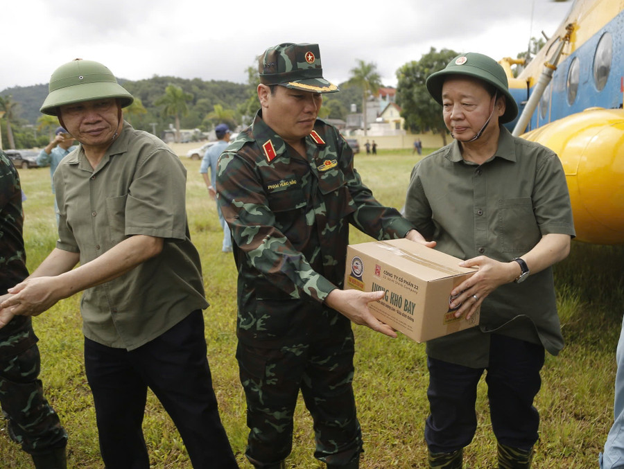 Phó Thủ tướng Trần Hồng Hà (ngoài cùng, bên phải) vận chuyển hàng cứu trợ.