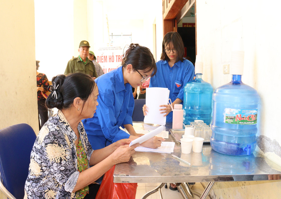 Lực lượng thanh niên tình nguyện hướng dẫn, hỗ trợ người dân. 2-2.jpg