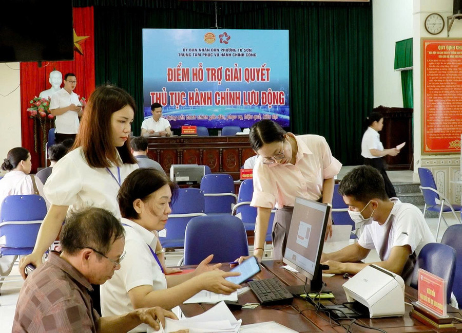 Cán bộ phường Từ Sơn tiếp nhận, giải quyết TTHC cho người dân tại khu phố Doi Sóc.