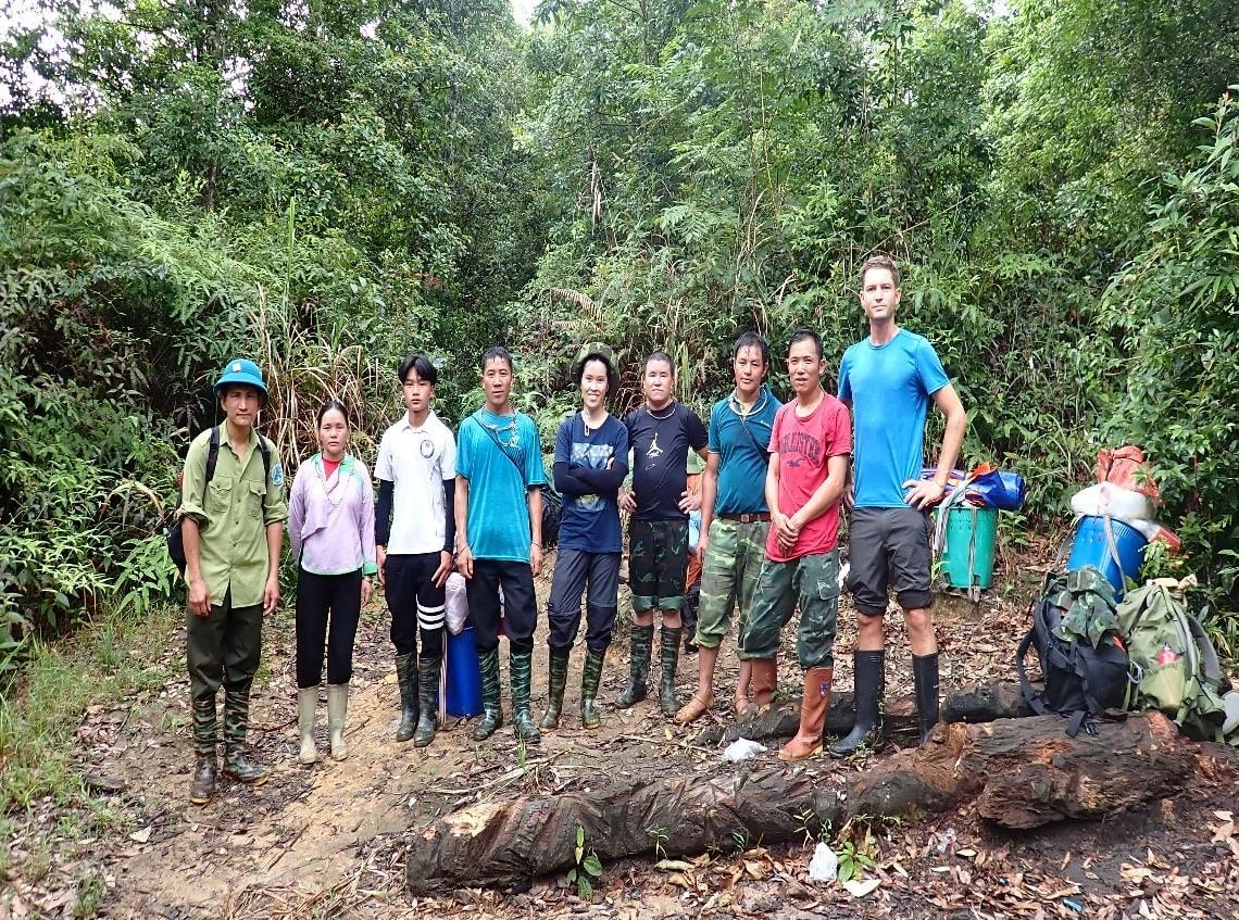 Ông Daniel Kane, chuyên gia Hội Động vật Luân Đôn (người đứng thứ nhất bên phải), bà Trần Thị Tuyết Dung, chuyên gia Tổ chức Indo - Myanmar Conservation (người đứng thứ