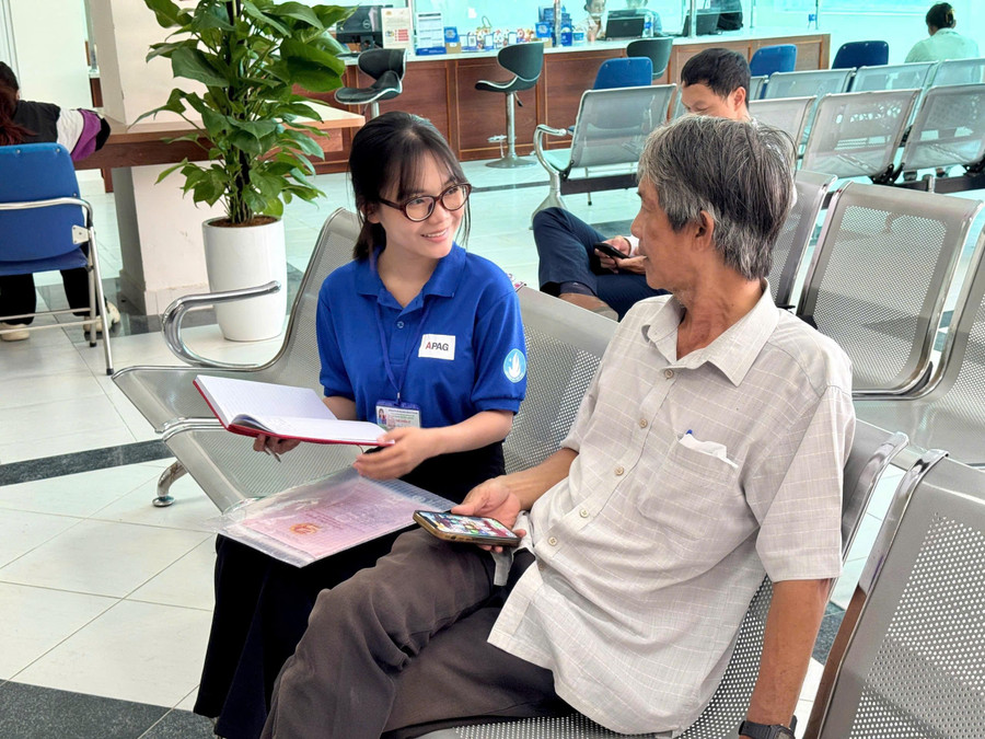 Sinh viên Học viện Hành chính và Quản trị công hỗ trợ người dân thực hiện các thủ tục hành chính. ha-noi-van-hanh-chinh-quyen-dia-phuong-2-cap-2.jpg