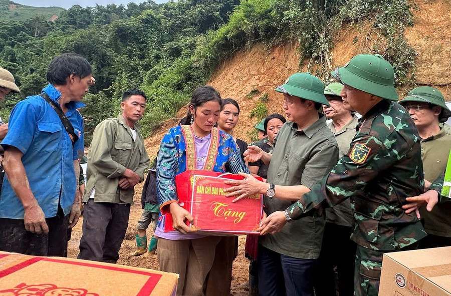 Phó Thủ tướng trao quà, động viên bà con bị thiên tai tại bản Háng Pù Xi, xã Xa Dung. z6865870246933-0f760d2f6d46acb6fef0a48cf27c2487.jpg