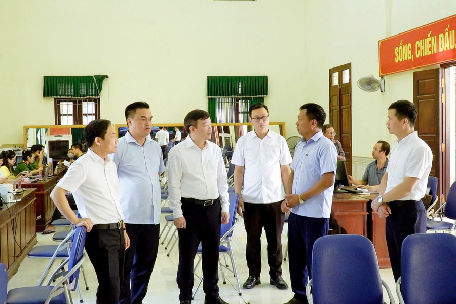 Lãnh đạo phường Từ Sơn động viên cán bộ tiếp nhận, giải quyết TTHC cho người dân tại khu phố Doi Sóc. 2-1.jpg