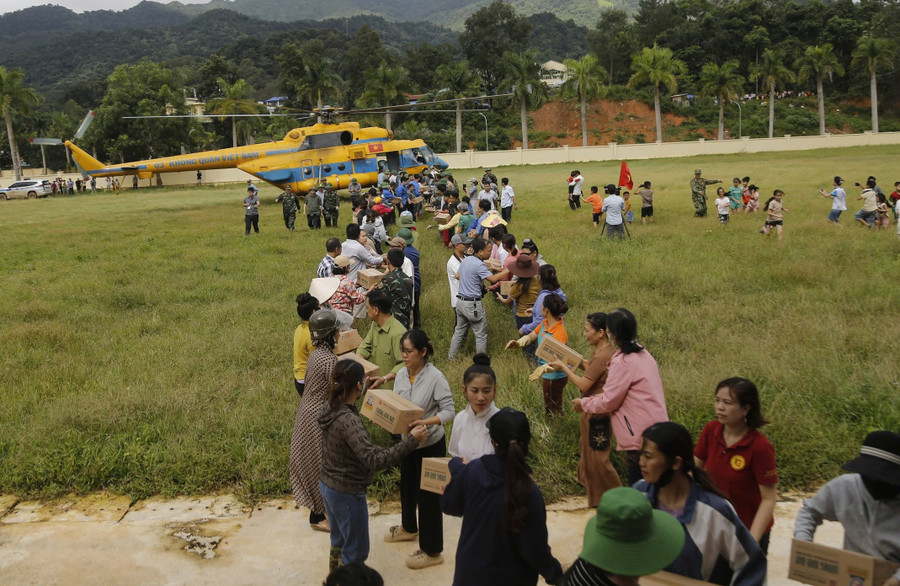 Người dân hỗ trợ lực lượng chức năng vận chuyển hàng hóa cứu trợ. z6865776535512-4ef5a027f3adbab9fa32803563296fa6.jpg