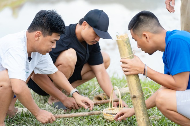 Các ông bố chuẩn bị mồi để đặt ống lươn Các ông bố chuẩn bị mồi để đặt ống lươn