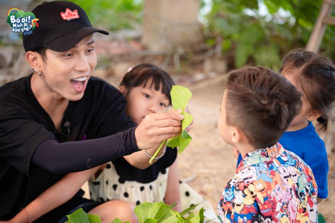 Neko Lê kiên nhẫn chỉ cho các bé cách tước lá, tạo hình để hoàn thành những món trang sức đơn giản nhưng khéo léo Neko Lê kiên nhẫn chỉ cho các bé cách tước lá, tạo hình để hoàn thành những món trang sức đơn giản nhưng khéo léo