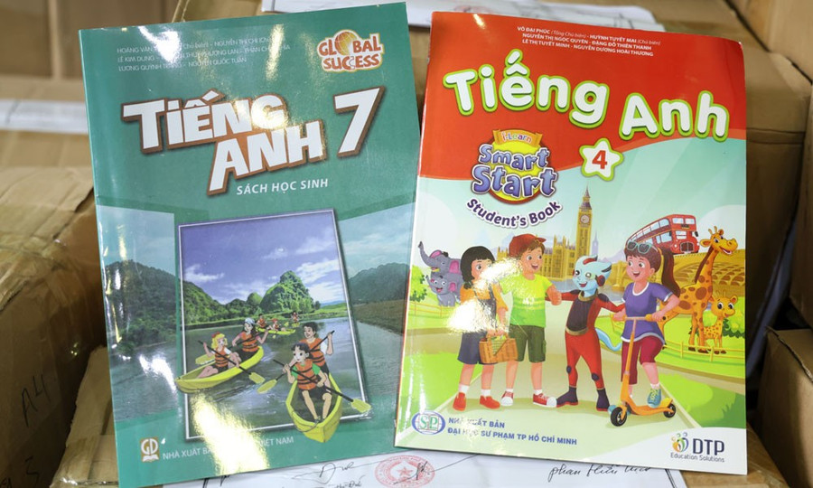 Một số loại sách giả được đường dây trên sản xuất.