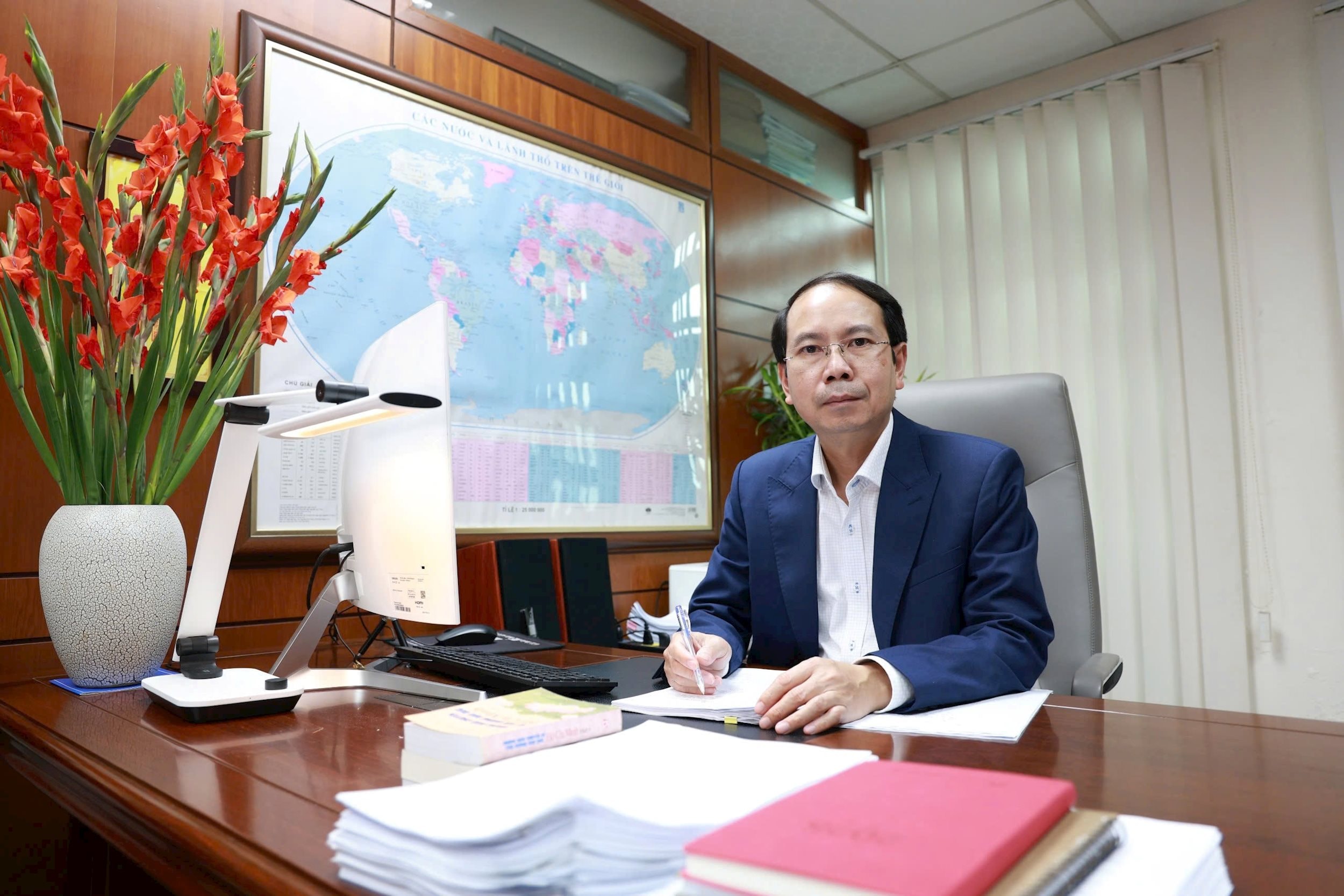 PGS.TS Nguyễn Văn Tùng, Thành viên Hội đồng thành viên, Phó Tổng Biên tập Nhà Xuất bản Giáo dục Việt Nam.
