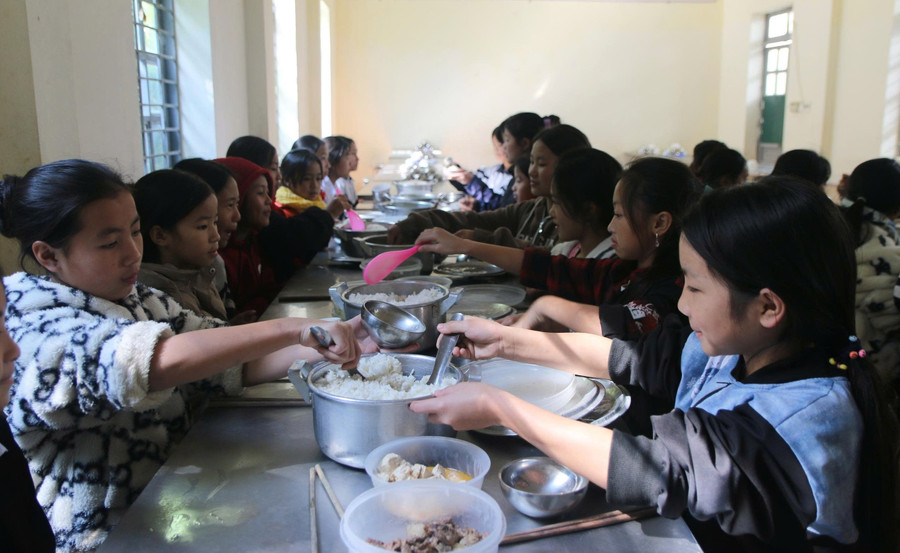 Bữa ăn bán trú của học sinh Trường PTDTBT THCS Huổi Luông (Lai Châu). Ảnh: Thuận Thiên