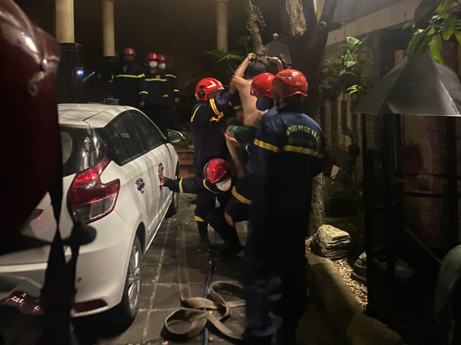 Lực lượng chữa cháy tiếp cận hiện trường.