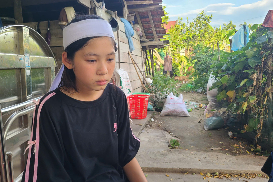 Nghĩ về những ngày sắp tới, ánh mắt Hoài Thương nhìn xuống buồn bã, em đang lo chị phải nghĩ học giữa chừng, bà nội ốm yếu không biết cầm cự được bao lâu. 2-2.jpg